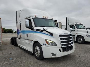  Salvage Freightliner Cascadia 1