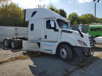  Salvage Freightliner Cascadia 1