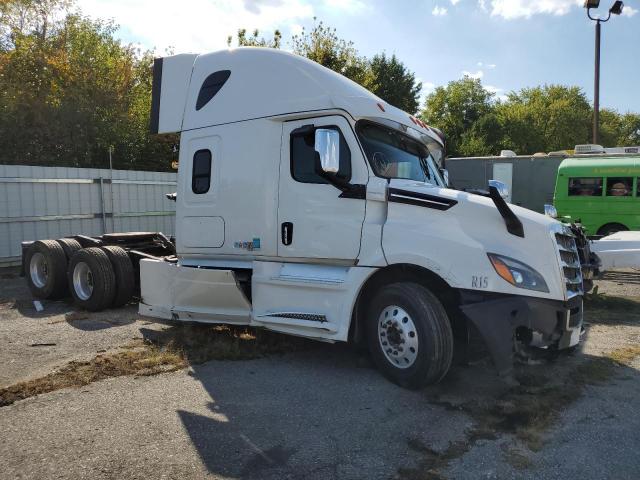  Salvage Freightliner Cascadia 1