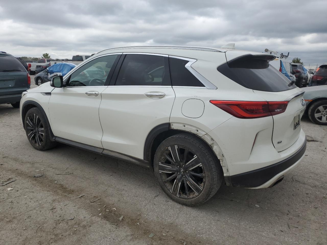 INFINITI Qx Luxe Image 2