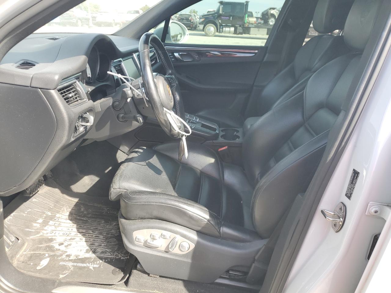 Porsche Macan S Image 12