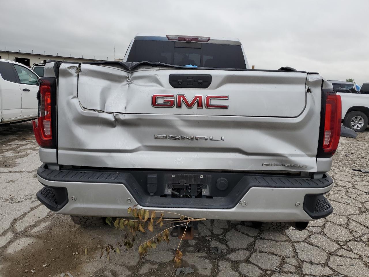 GMC Sierra K2500 Denali Image 5