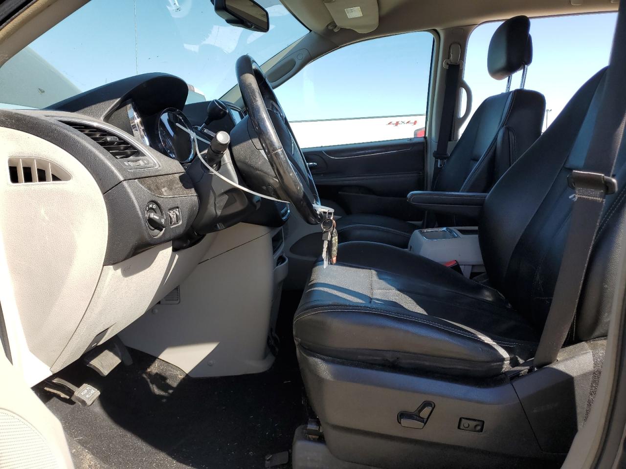 Chrysler Minivan Touring Image 2