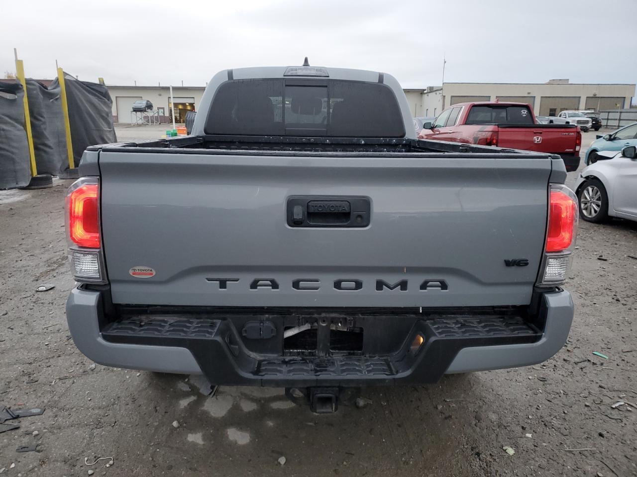 Toyota Tacoma Double Cab Image 11