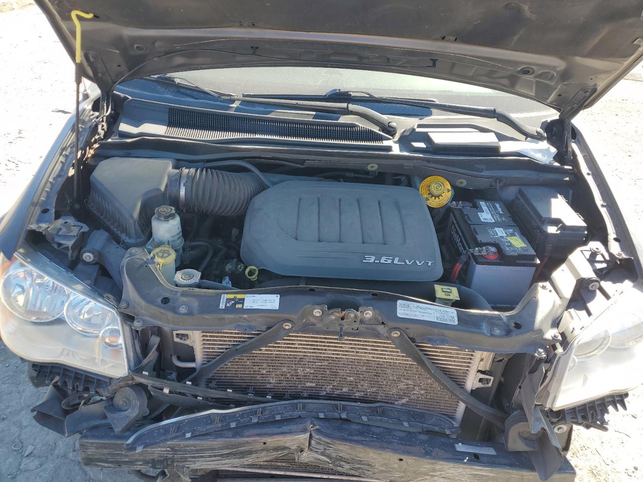 Chrysler Minivan Touring Image 11