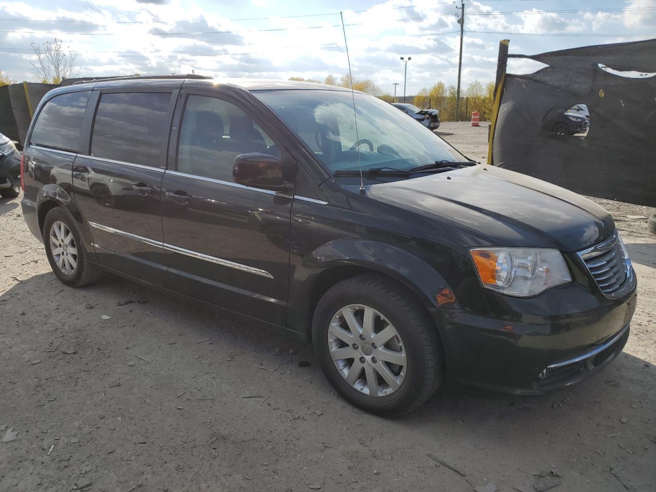 Chrysler Minivan Touring Image 4