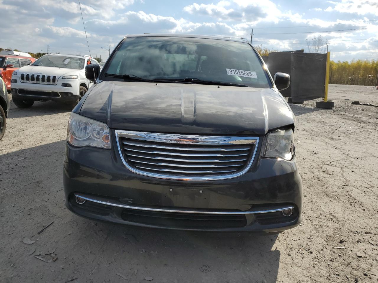 Chrysler Minivan Touring Image 3