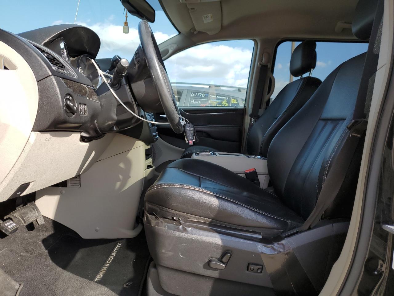 Chrysler Minivan Touring Image 7