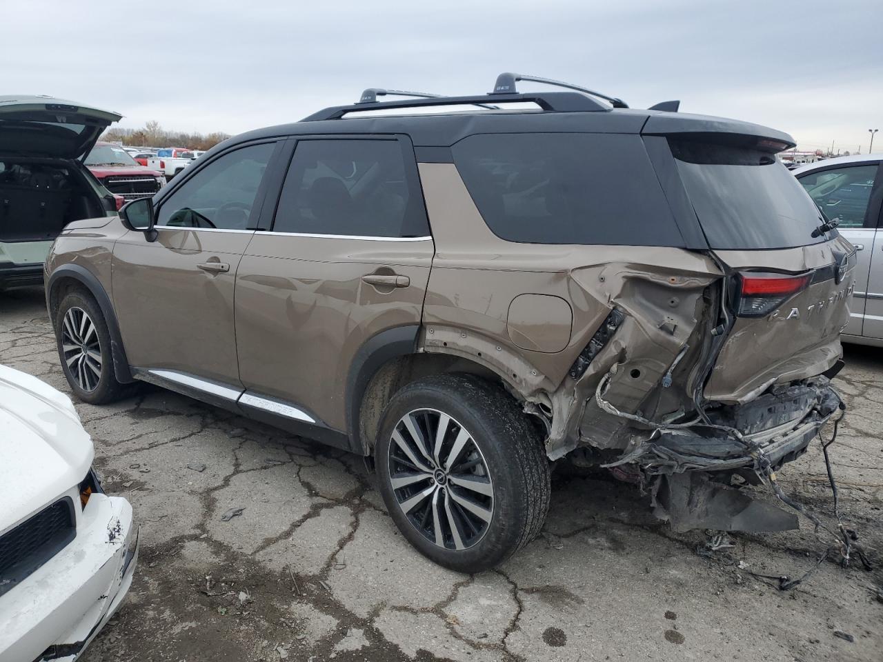 Nissan Pathfinder Platinum Image 2