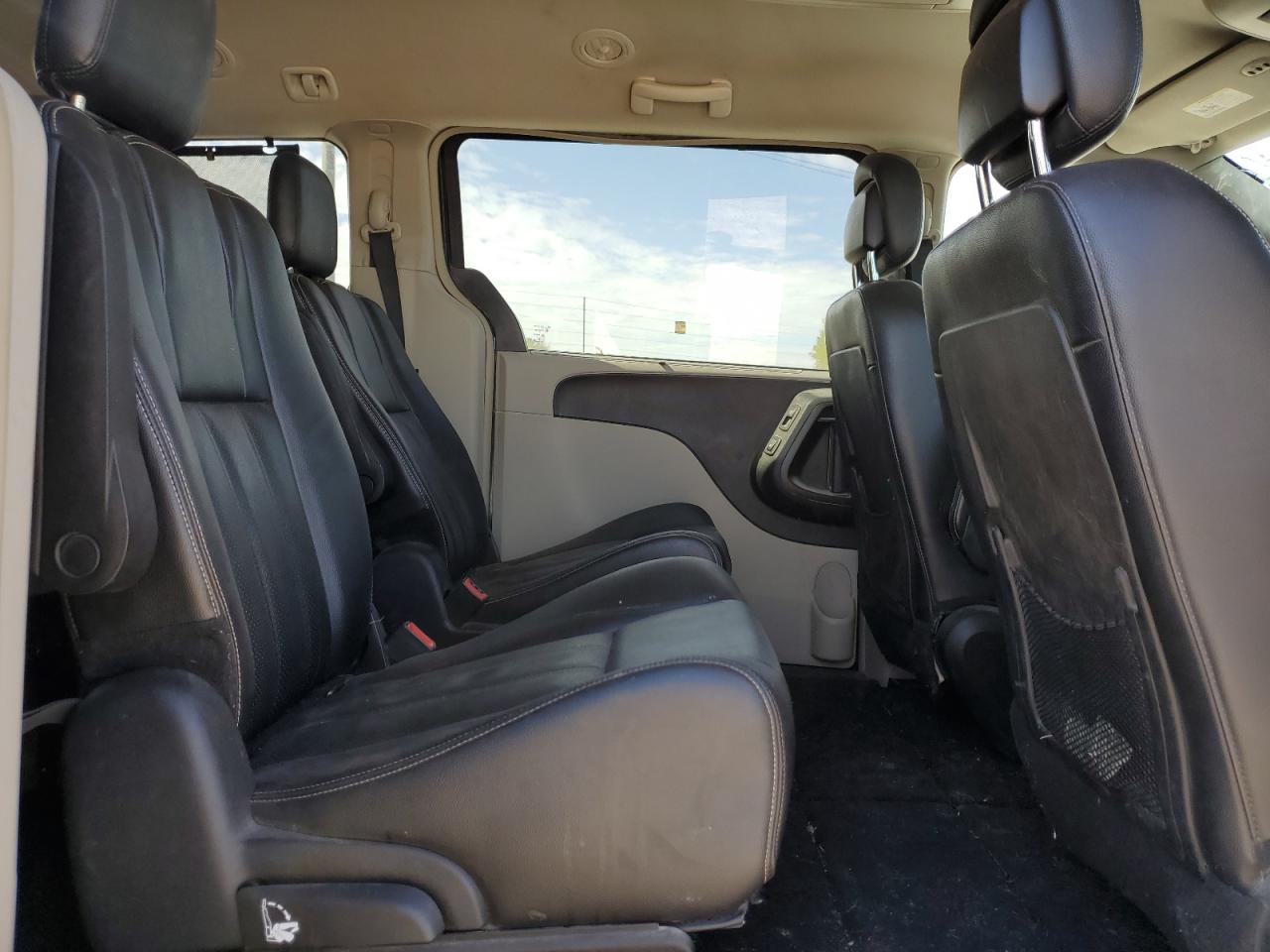 Chrysler Minivan Touring L Image 2