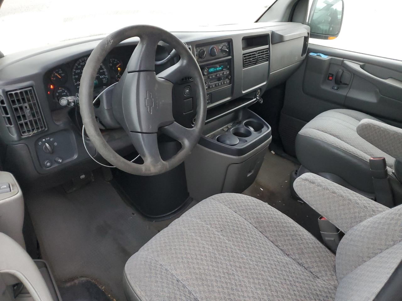 Chevrolet Express Image 6