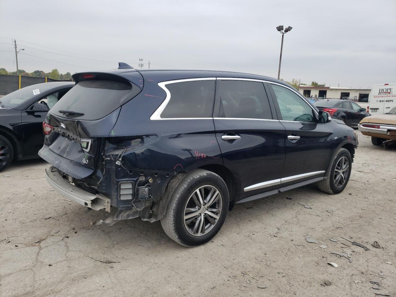 INFINITI Qx Luxe Image 2