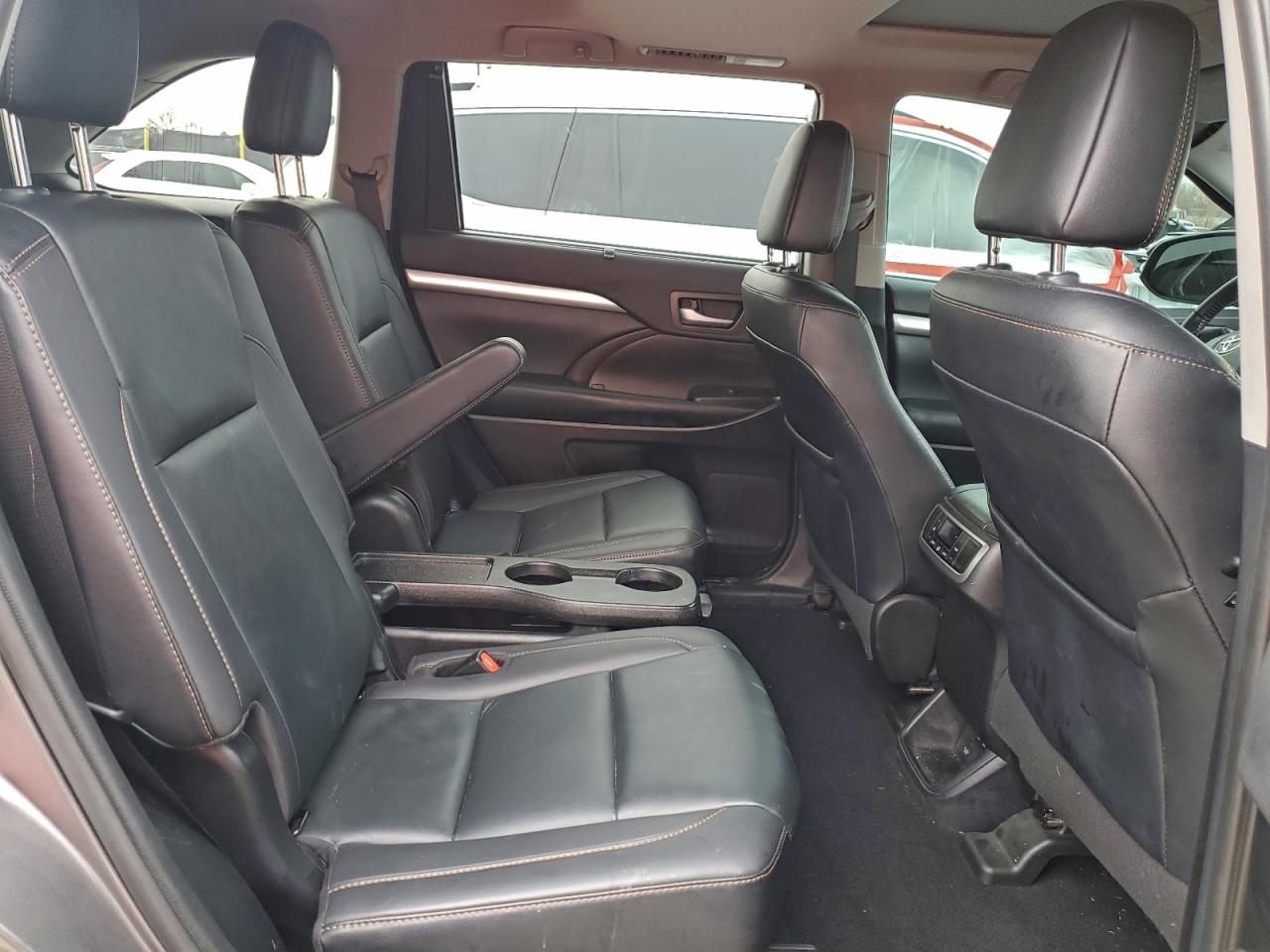 Toyota Highlander Se Image 8