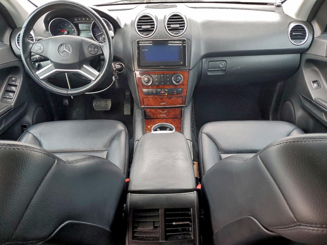 Mercedes-Benz M-Class 550 Image 6