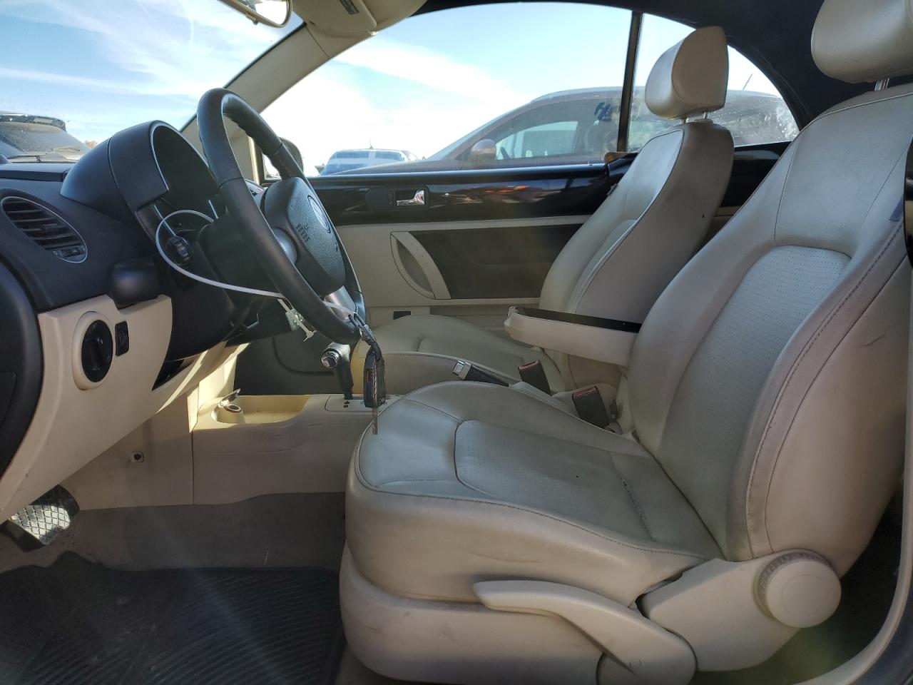 Volkswagen Beetle Convertible Se Image 2