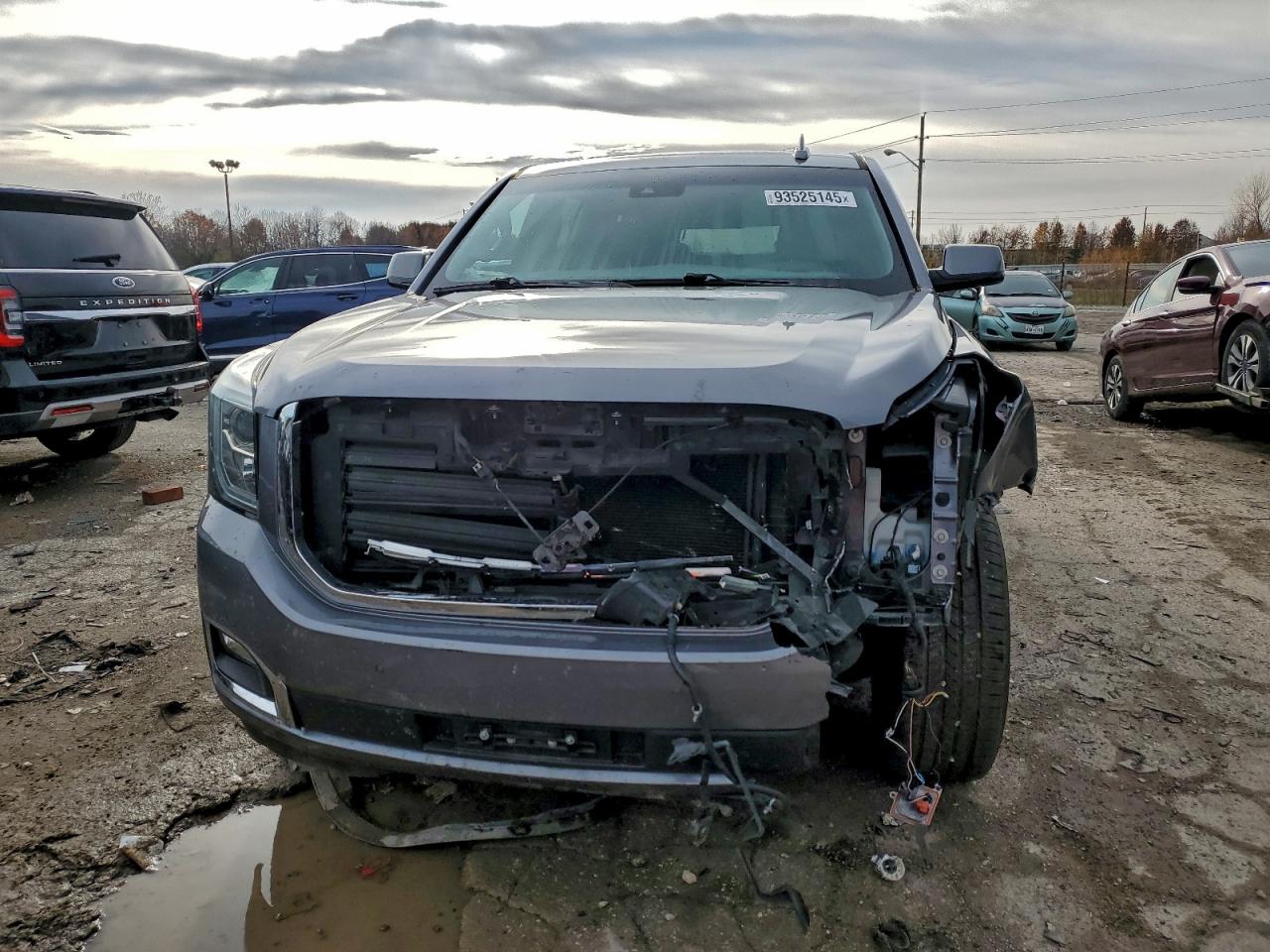 GMC Yukon Denali Image 4