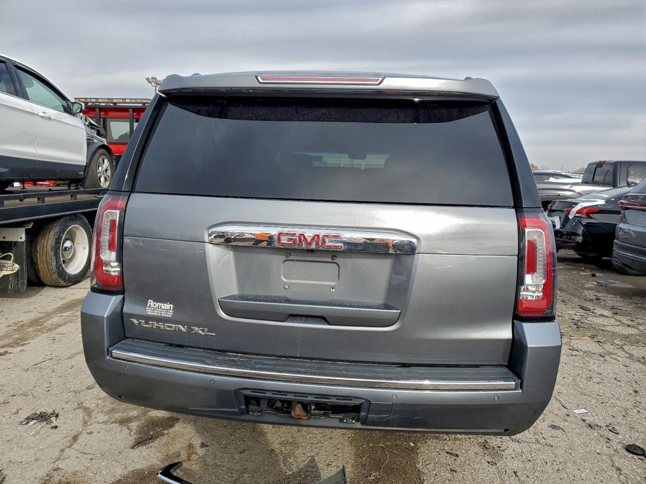 GMC Yukon Denali Image 13