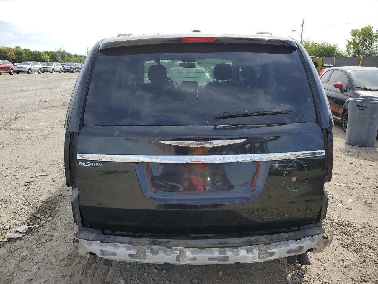 Chrysler Minivan Touring L Image 2