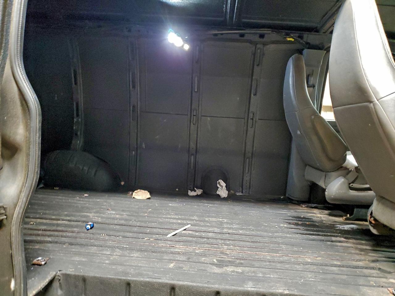 Chevrolet Express Image 6