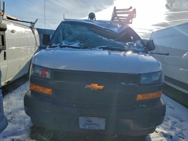 Chevrolet Express Image 12