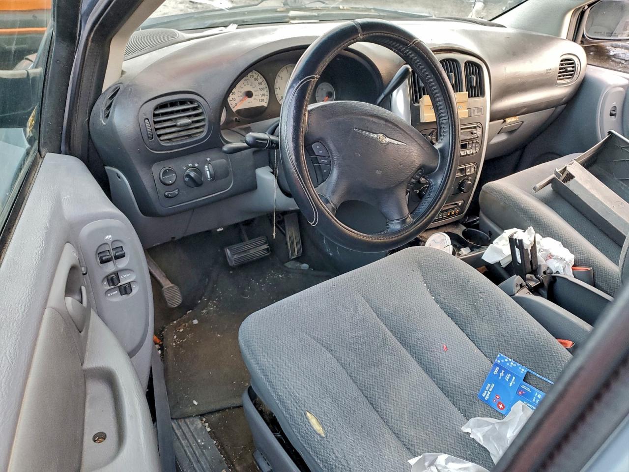 Chrysler Minivan Touring Image 8