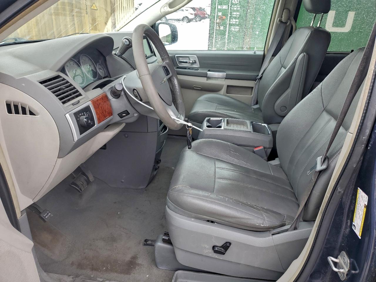 Chrysler Minivan Touring Image 5