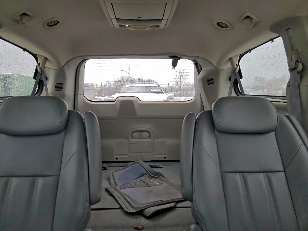 Chrysler Minivan Touring Image 4