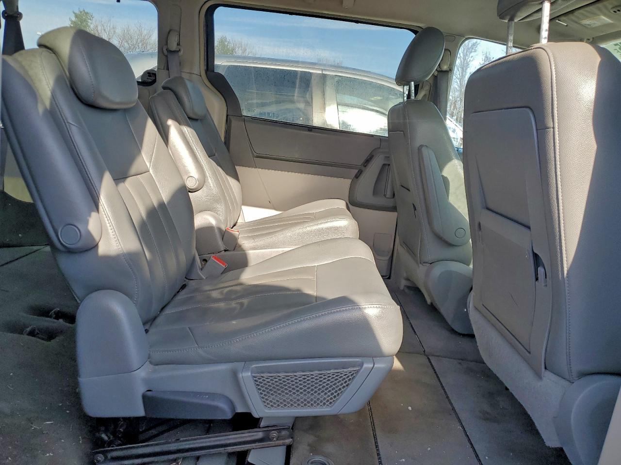 Chrysler Minivan Touring Image 7