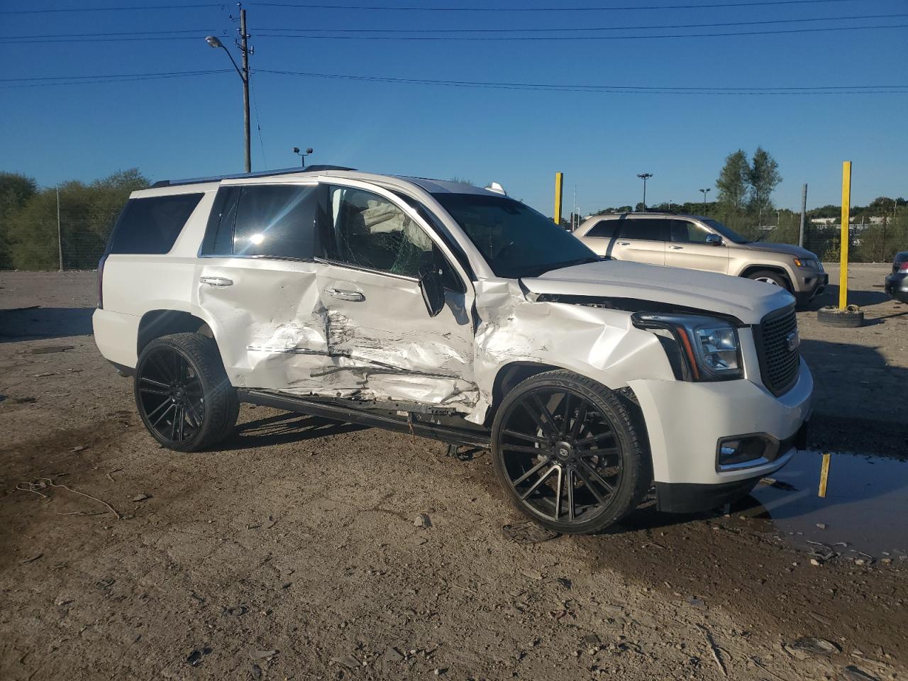 GMC Yukon Denali Image 11