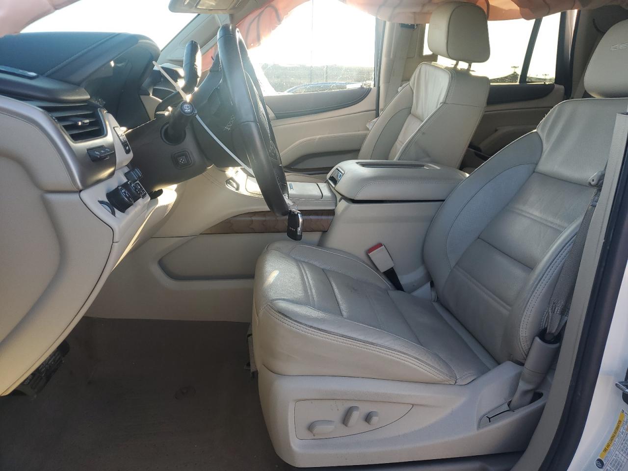 GMC Yukon Denali Image 12