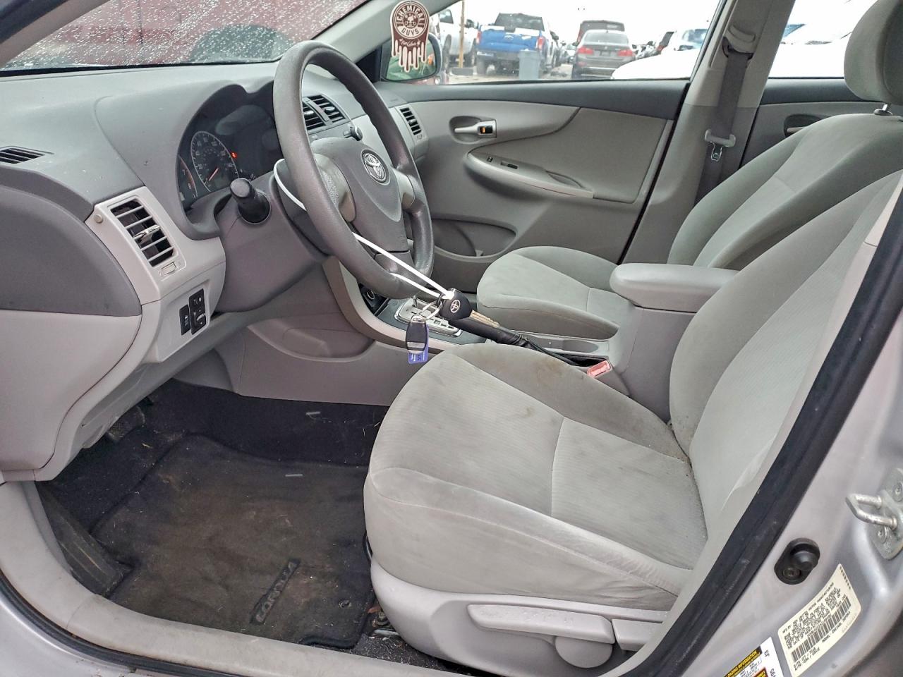 Toyota Corolla Base Image 9