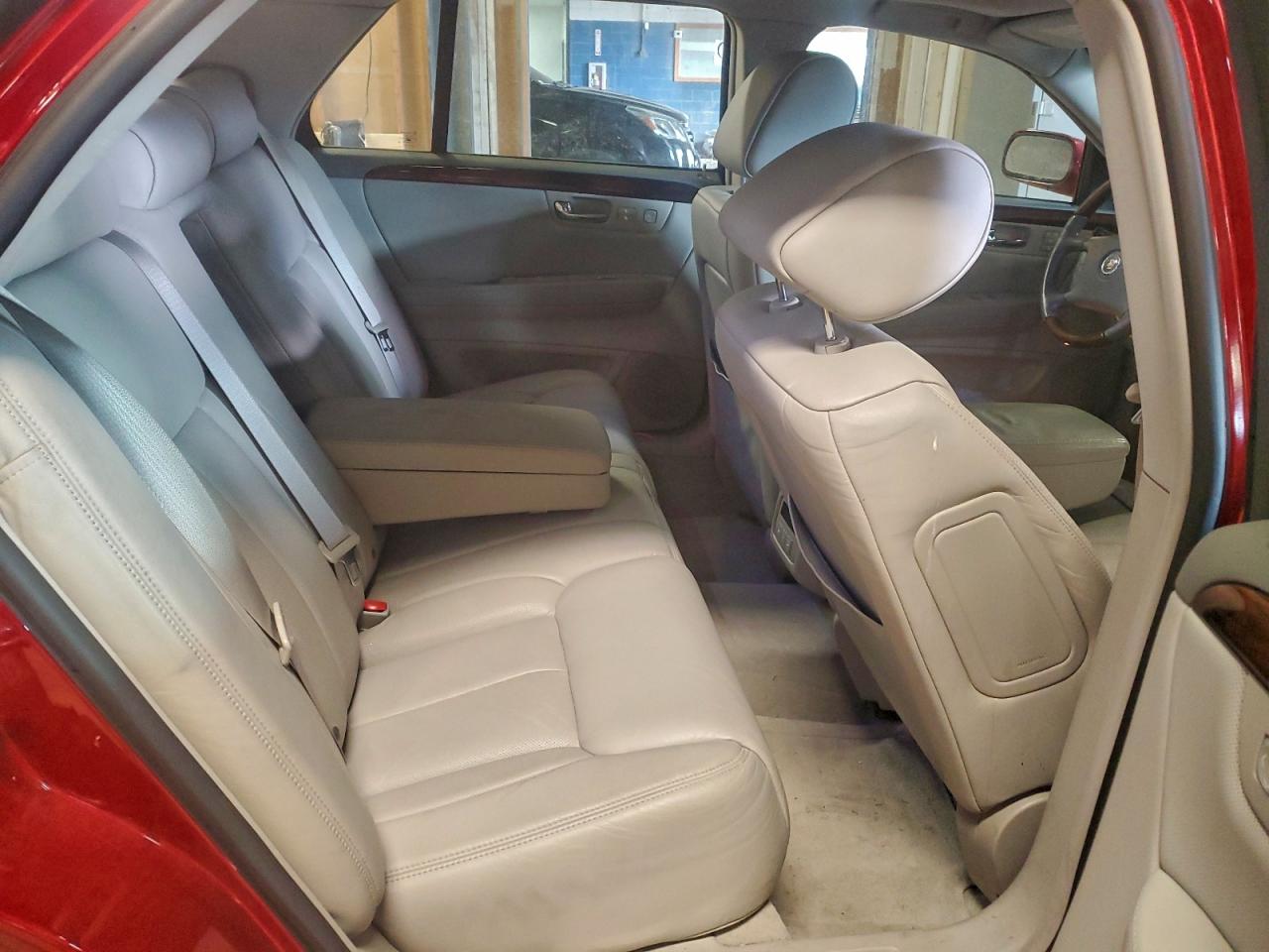 Cadillac DTS Image 7