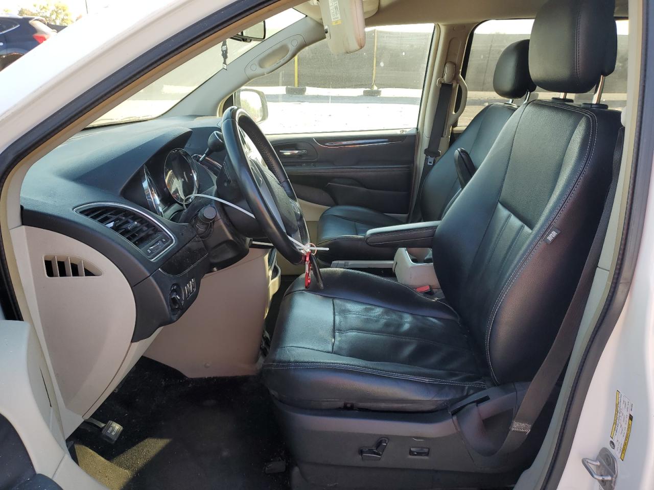 Chrysler Minivan Touring Image 4