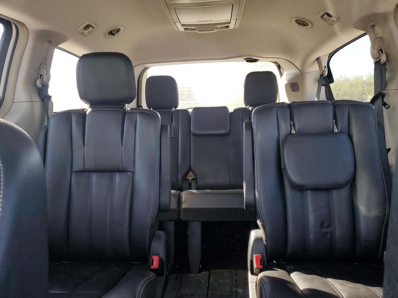 Chrysler Minivan Touring Image 7