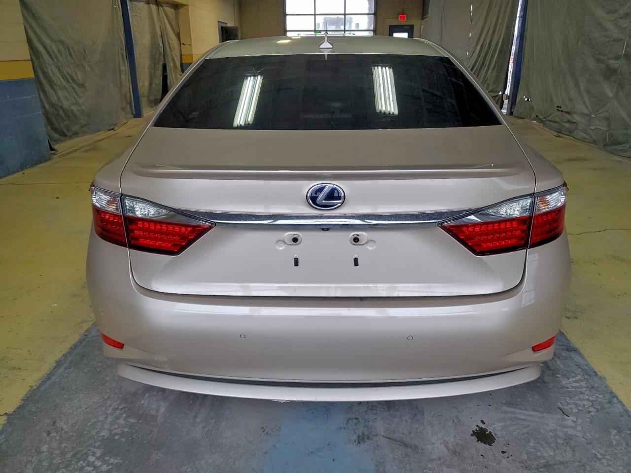 Lexus Es 300h Image 8