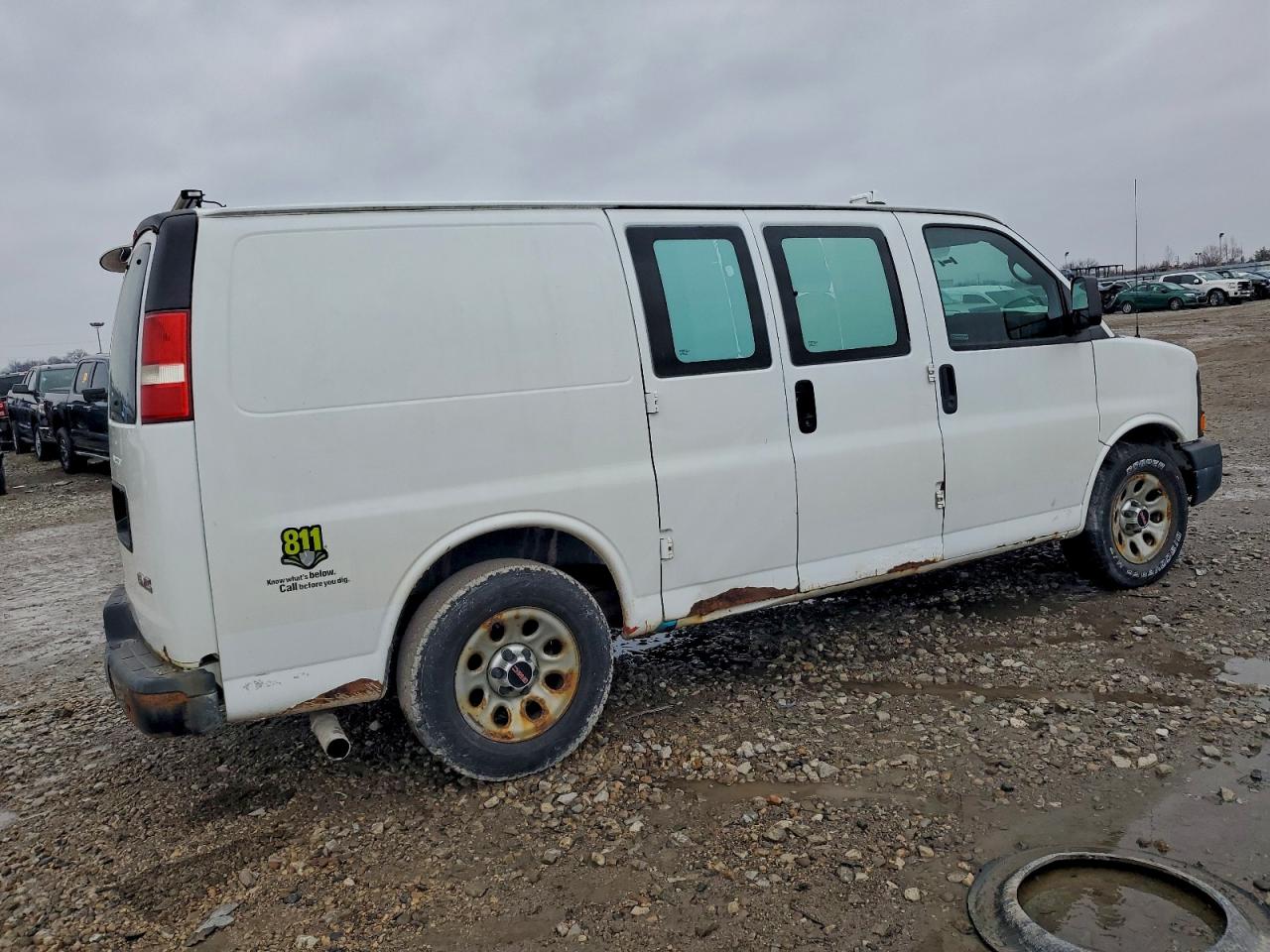 GMC Savana G1500 Image 2