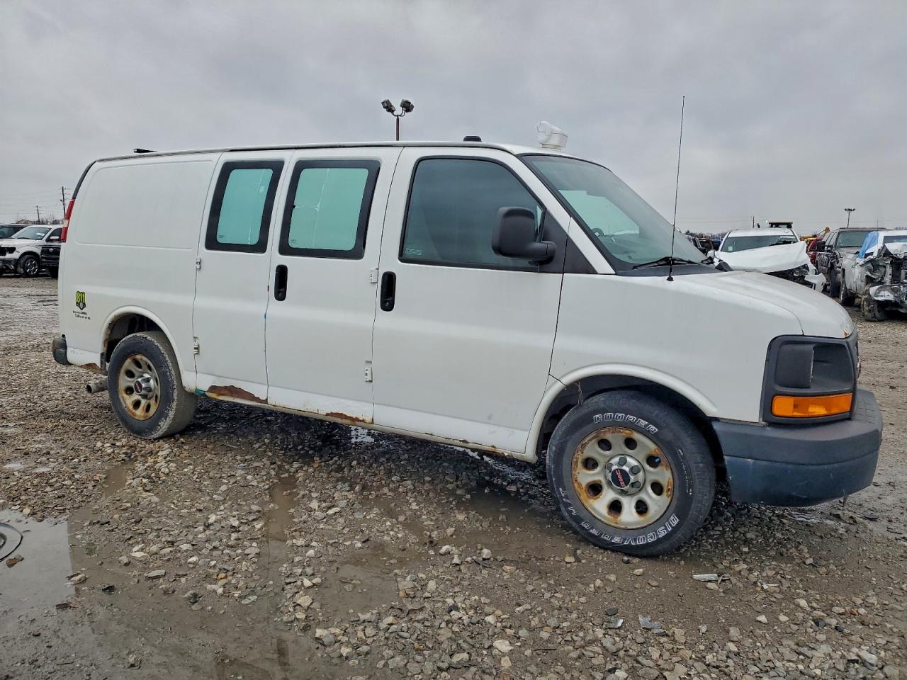 GMC Savana G1500 Image 11