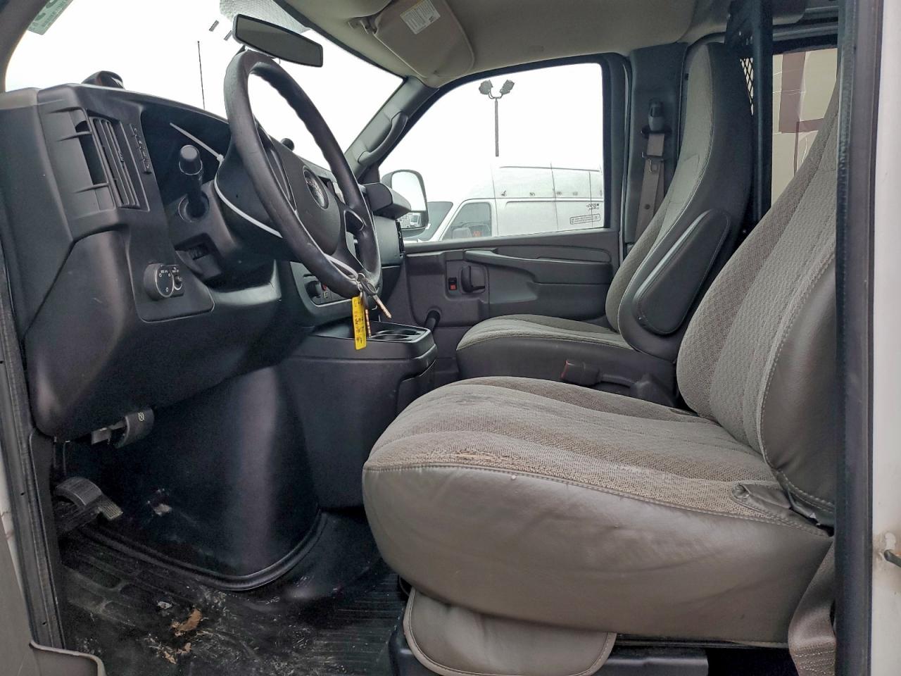 GMC Savana G1500 Image 4