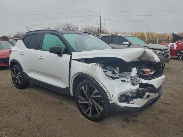 Volvo XC40 T5 R-design Image 2