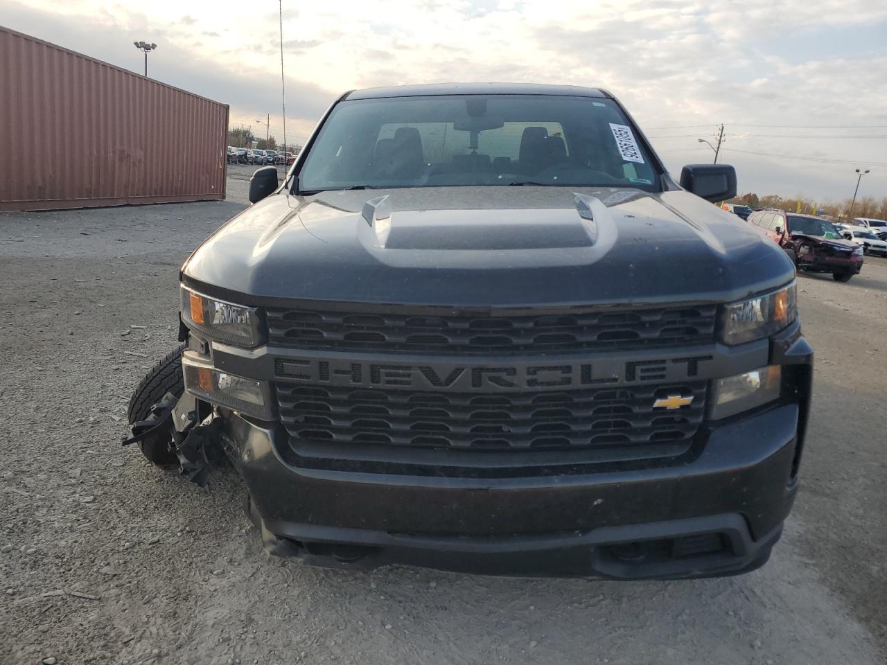 Chevrolet Silverado K1500 Image 3