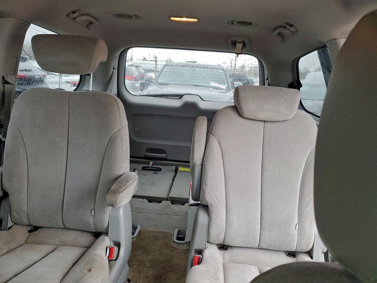 Hyundai Entourage Gls Image 6